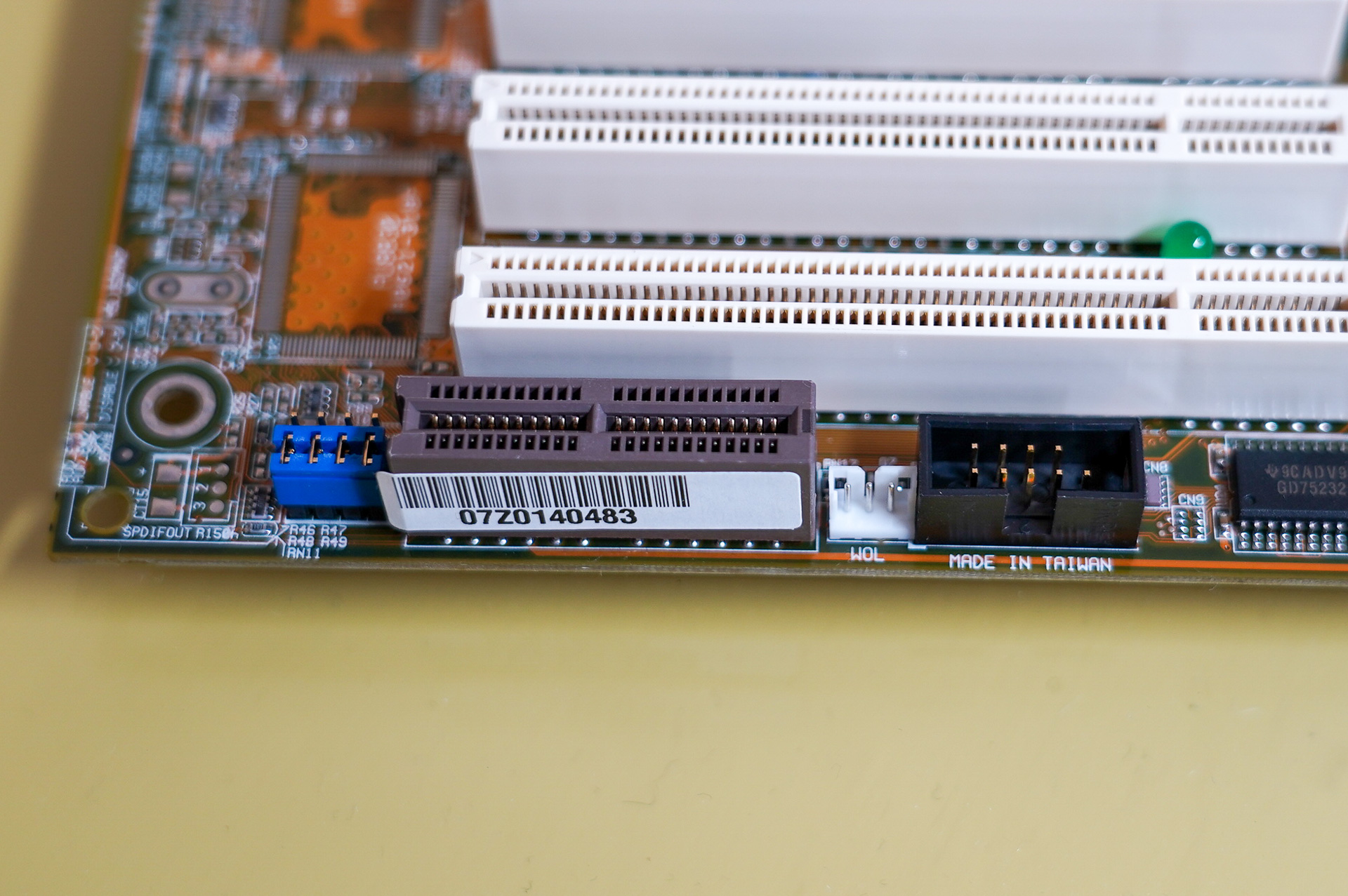 AMR(Audio Modem Riser)とCOMポート拡張用端子