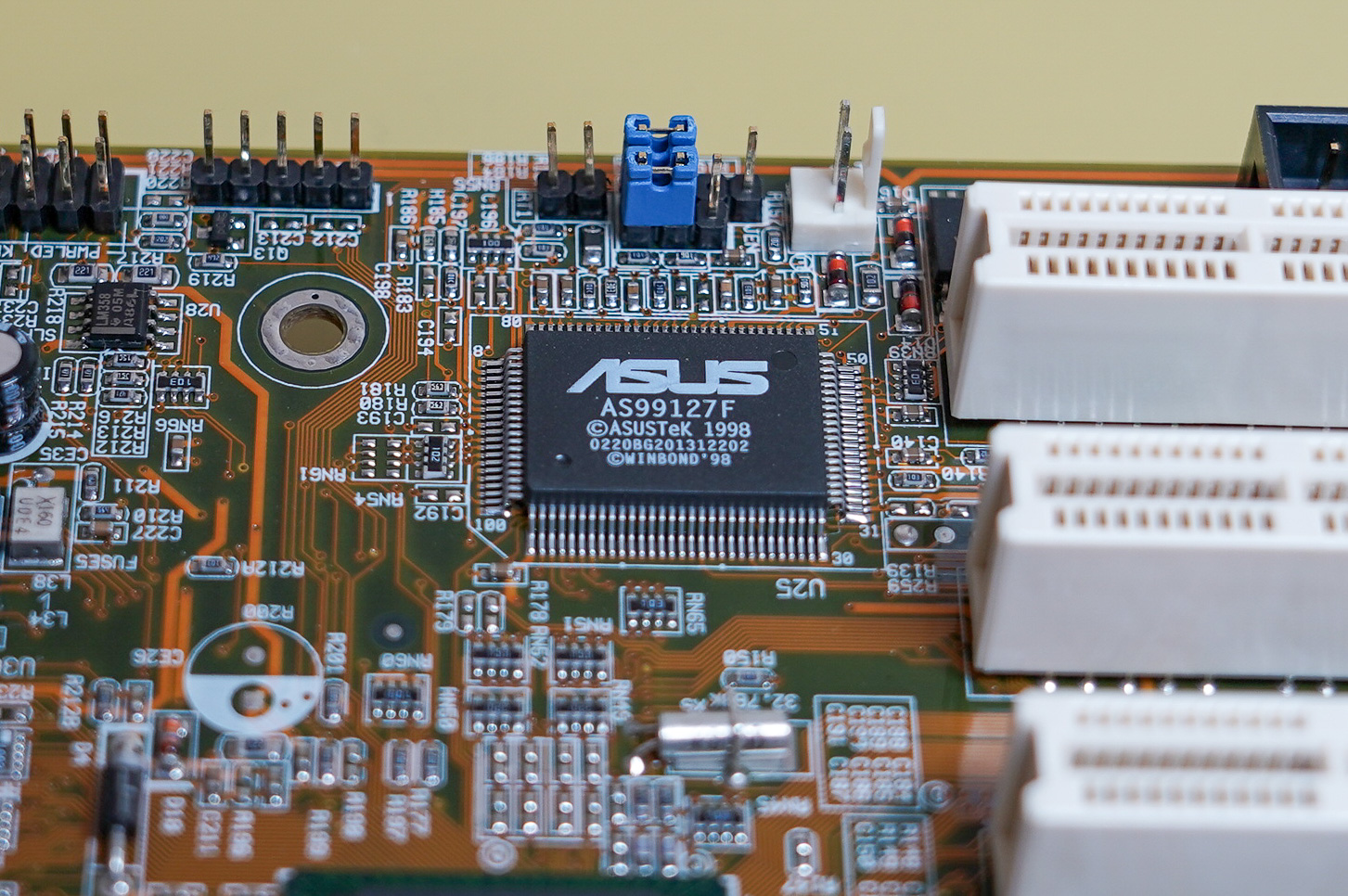 ASUS製のハードウェアモニター用のASICを搭載。ASUSの半導体部門は後にASMedia Technologyとして分社化されている