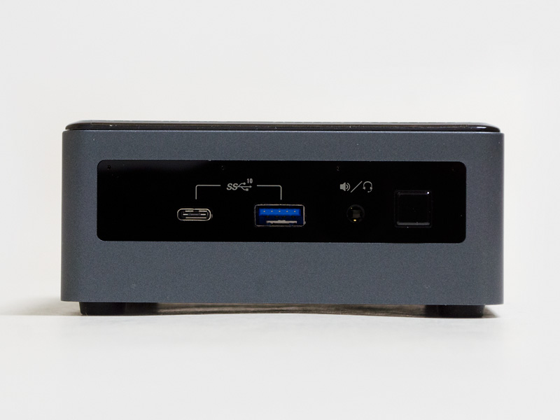 前面。写真からは分からないが左側に赤外線受信センサーとステータスLED。Type-C、Type-A、音声入出力、電源ボタン