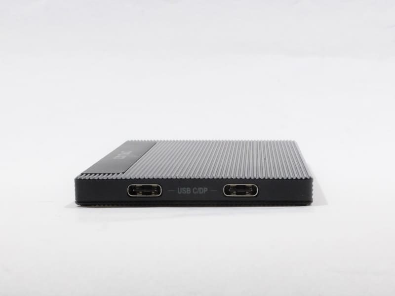 左側面にはUSB 3.0 Type-C×2を装備