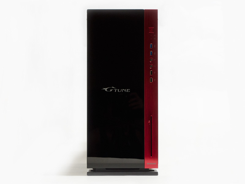 右側に赤のアクセントがあるクールな筐体。右下にスロットインでDVDスーパーマルチドライブ