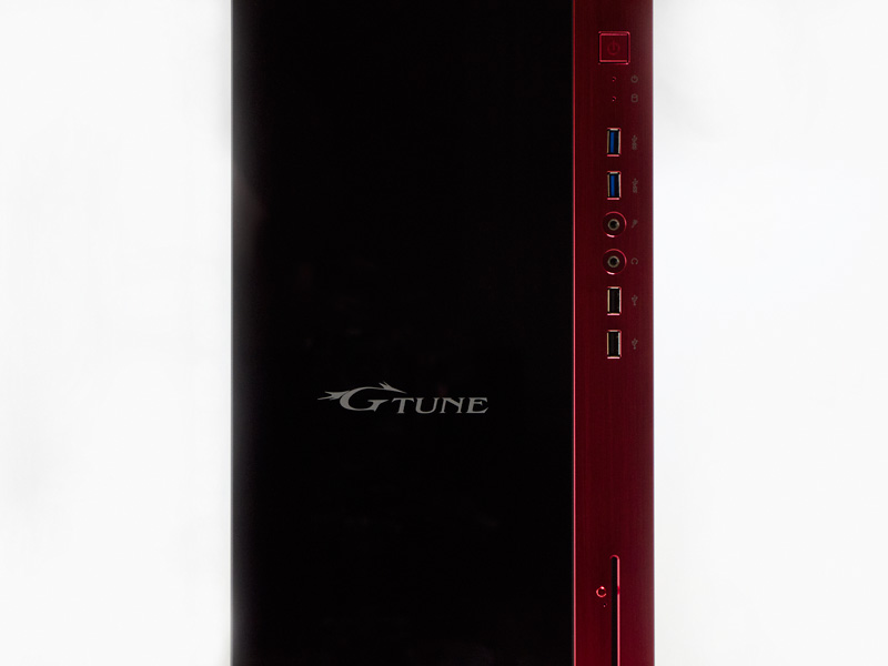 電源ボタン、ステータスLED、USB 3.0×2、音声入力、音声出力、USB 2.0×2