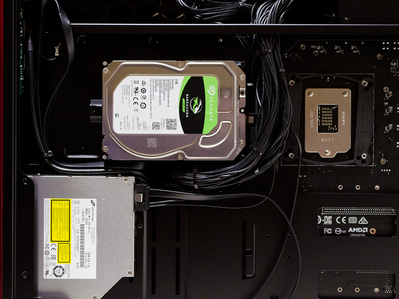 2TBのHDDとDVDスーパーマルチドライブが装着されている