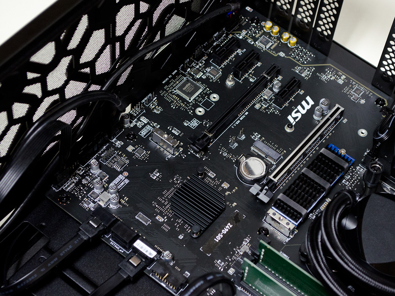右側にヒートシンクつきのM.2 SSD、左側にもう1つスロットがある。拡張スロットはPCIe x16×2、PCIe x1×3