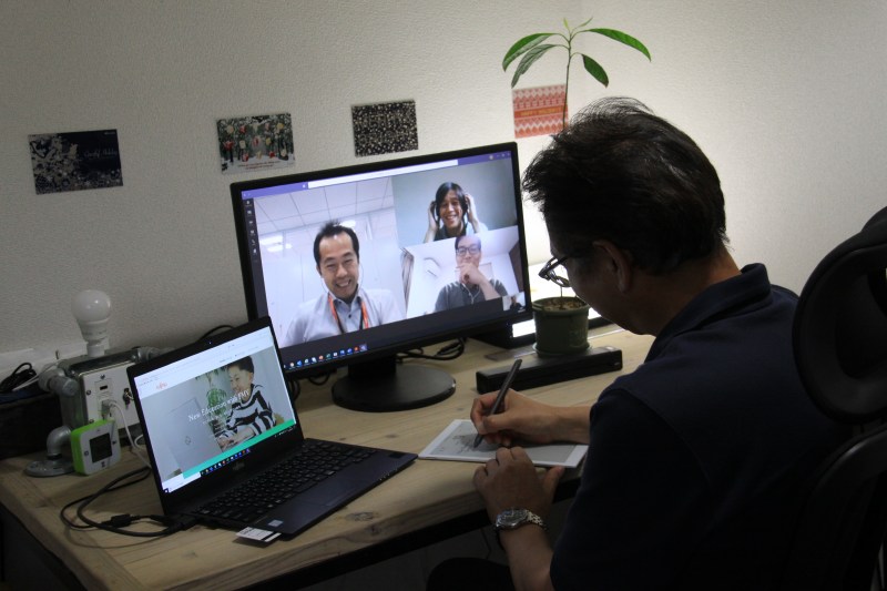 在宅勤務による会議の様子。クアデルノが有効利用されている