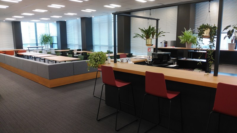 一斉在宅勤務により社内には人がいない東京オフィスの様子