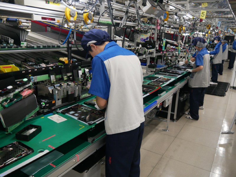 島根富士通では作業者の間隔をあけて組み立てを行っている