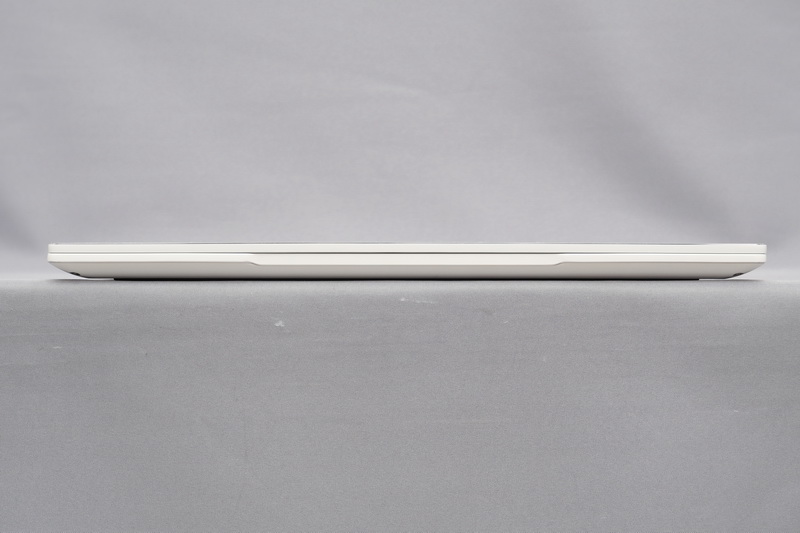 本体正面。写真ではわかりづらいが、ディスプレイ側面はダイヤモンドカット加工が施され、シルバーで塗装されることで高級感がある