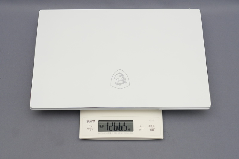 重量は実測で1266.5g。この重量なら持ち歩きもそれほど苦にならないだろう