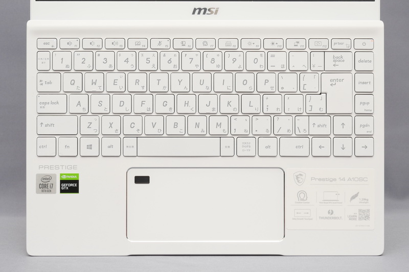 キーボードはアイソレーションタイプ、キーボード面もすっきりとしたデザインだ