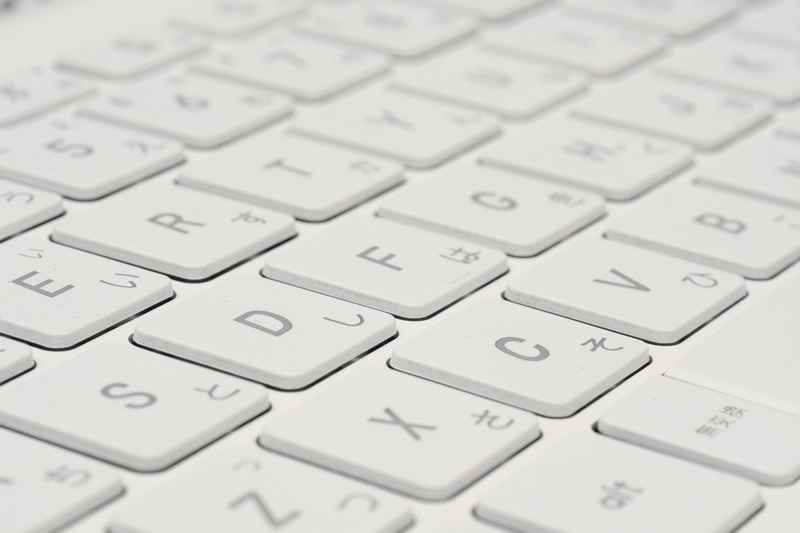 ストロークは1.5mmと標準的。タッチは軽めだがクリック感はしっかり。タイピング時の音もまずまず静かだ