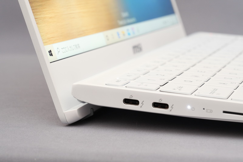 ディスプレイを開くとキーボード後方が持ち上がり、キーボード面に5度ほどの角度がつくため、タイピングしやすくなる