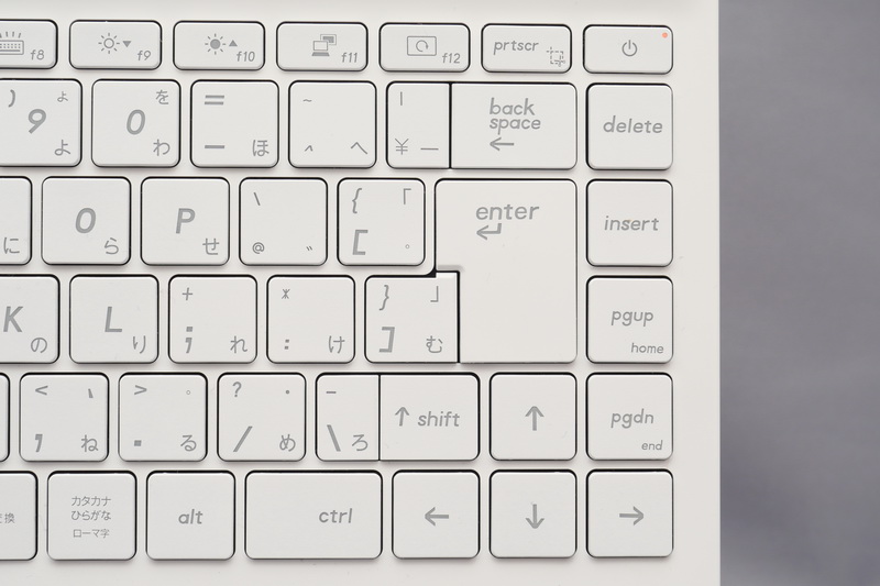 英語配列のキーボードを日本語化しているため、Enterキー付近の一部キーは間隔なく配置されている。またEnterキー右にもキーを配置している点はかなり気になる