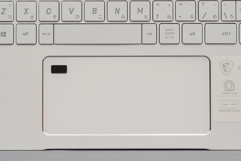 クリックボタン一体型のタッチパッドはサイズが大きく、十分扱いやすい