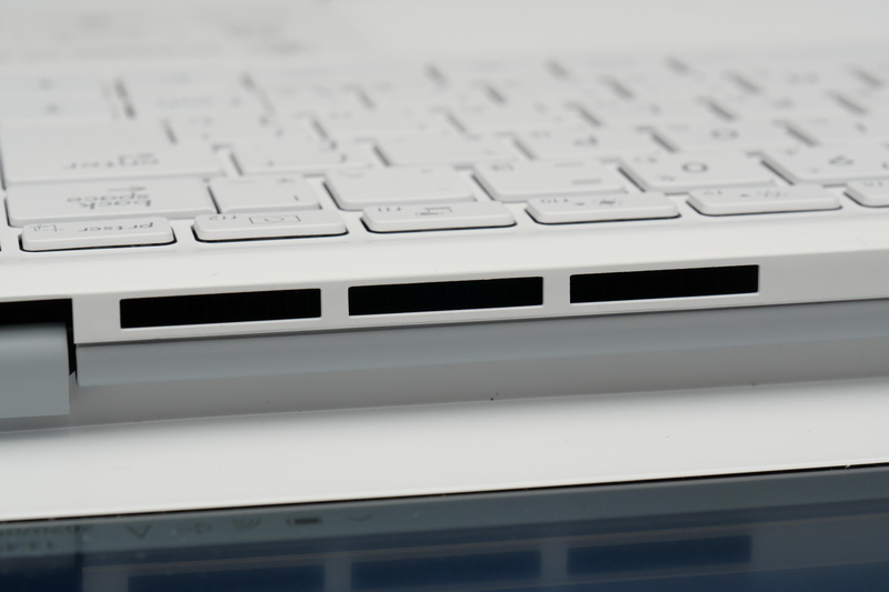 排気口はキーボード後方に用意され、ディスプレイ面に沿って熱を排出