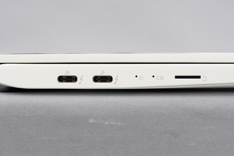 左側面にはThunderbolt 3×2とmicroSDカードスロットを用意。Thunderbolt 3はいずれもUSB PD対応だ