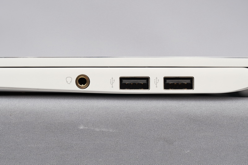 右側面にはオーディオジャックとUSB 2.0×2を用意。ポートは必要最小限という印象だ