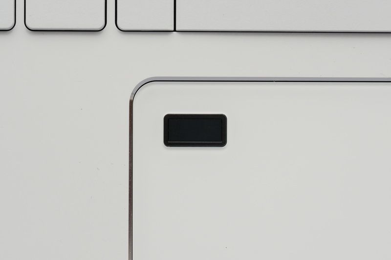 タッチパッド左上角には指紋認証センサーも搭載する