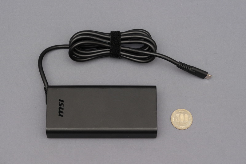 付属ACアダプタはThunderbolt 3ポートに接続して利用。出力は最大90Wだ