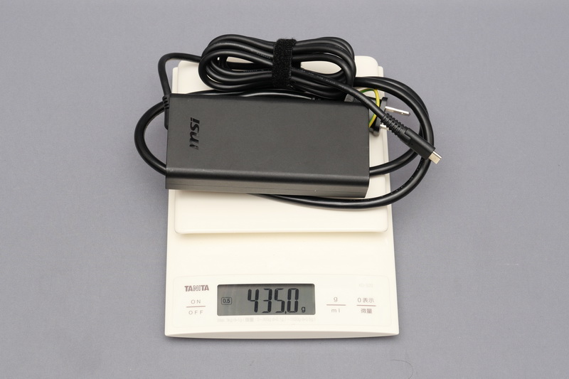 ACアダプタの重量は付属電源ケーブル込みで実測435gと重い。サイズも大きく、本体と同時に持ち歩くのは少々つらい