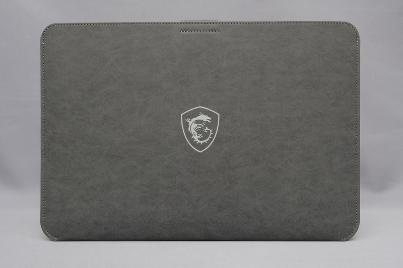 専用スリーブケースも付属する