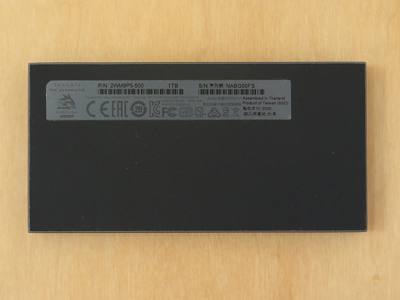 本体底面。ネジは見えず、一体感は高い