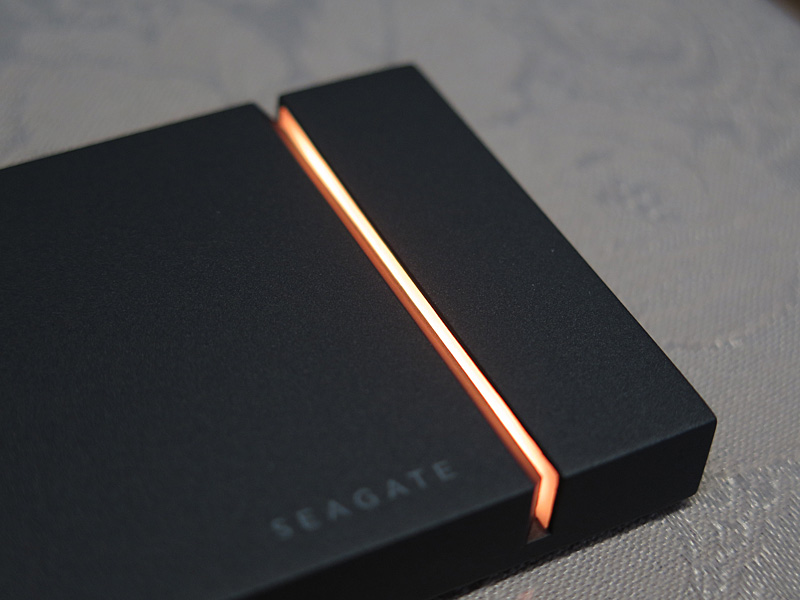 RGB LEDイルミネーションのスリッドはかなり凝っている。好みの見た目に合わせて設置する角度を変えると良い