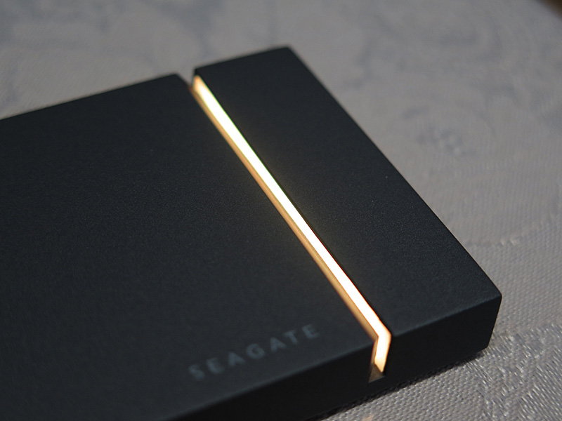 RGB LEDイルミネーションのスリッドはかなり凝っている。好みの見た目に合わせて設置する角度を変えると良い