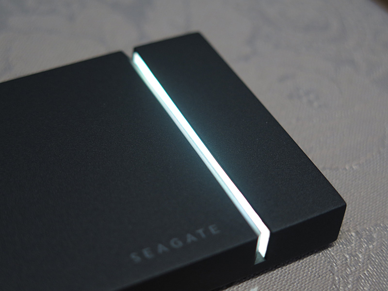 RGB LEDイルミネーションのスリッドはかなり凝っている。好みの見た目に合わせて設置する角度を変えると良い