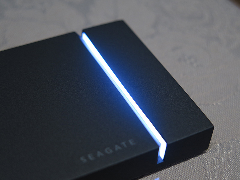 RGB LEDイルミネーションのスリッドはかなり凝っている。好みの見た目に合わせて設置する角度を変えると良い