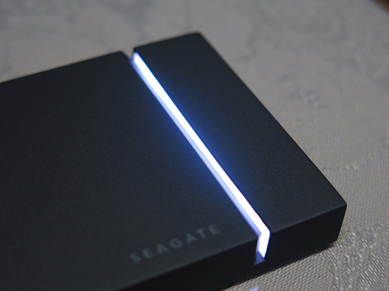 RGB LEDイルミネーションのスリッドはかなり凝っている。好みの見た目に合わせて設置する角度を変えると良い