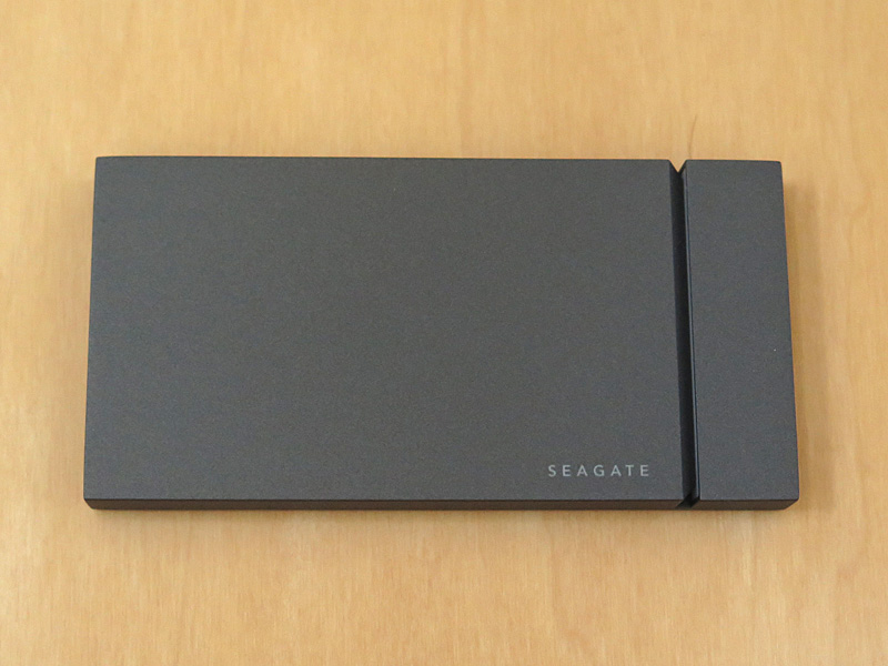 ソリッドな見た目の筐体