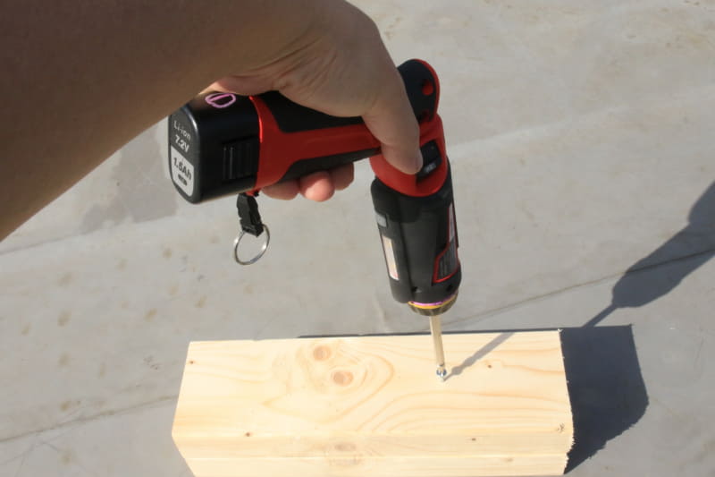 半分で折り曲げると拳銃タイプに早変わり。これでトルクのかかるネジでもしっかり反作用を受け止めて、ネジを打ち込める。固い節目にもガッツリコースレッドを打ち込める