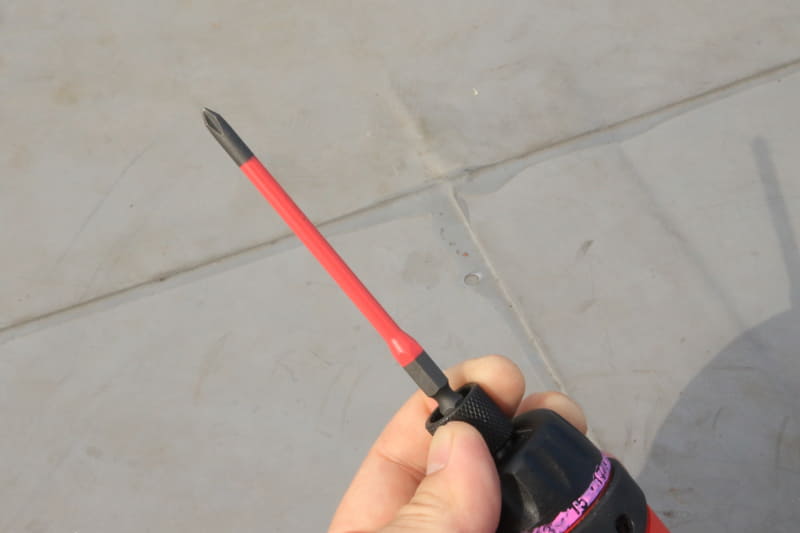 根元を引いてロック解除、引いた状態でドライバービットを抜き差しできる