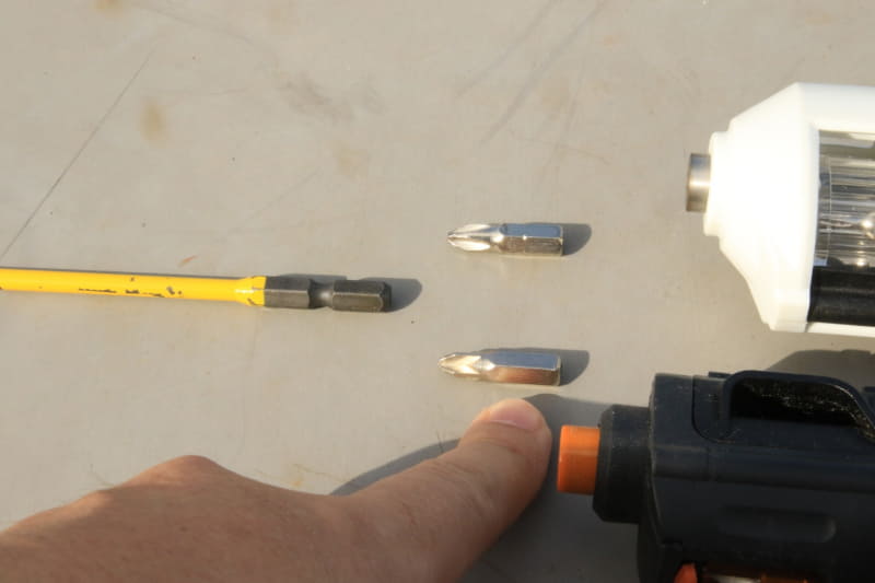 激安ドリルドライバーに付属されている小さなビットはロック機構がないので使えない