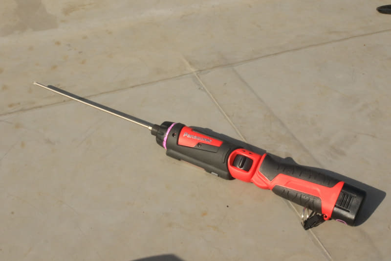 長いビットは1本用意しておくと便利。以前ドライバーで説明したとおり直角・垂直出しにも使える