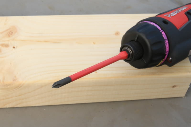 ひとまわり小さい#1。たまーにデジタルがジェット系の小型デバイスやリモコンなどで使われるネジ。PCではまず使われない