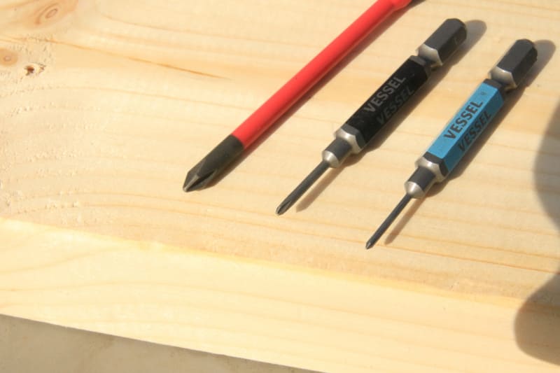 精密ドライバーは「0」からスタートして、「0」の数が「00」のように増えるとさらに細くなる。写真は「PH1」、「PH0」と「PH00」