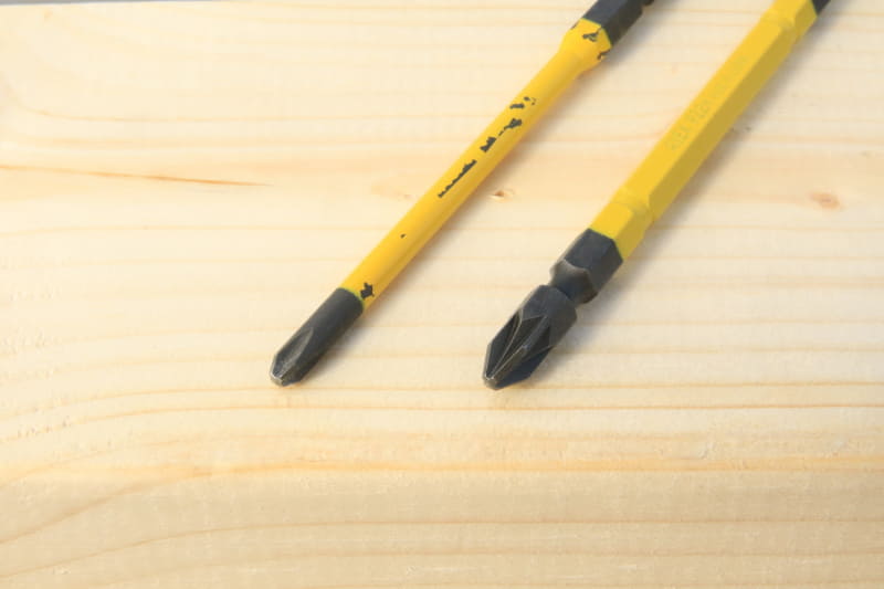 ポジドライブのネジとドライバー。筆者の経験上、IKEA家具はポジドライバーの2番のみ使っている。左は普通のPH2、右は星型のPZ2
