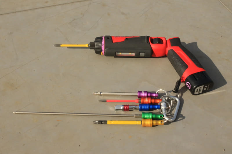 ワンタッチ式のビットホルダー。ドライバーにカラビナを引っ掛けて置くと、いつもセットになっていて便利