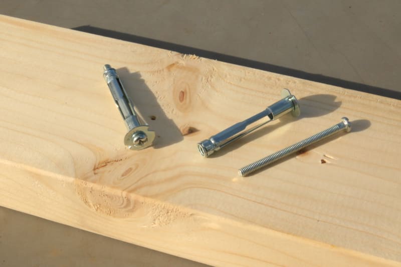 金属式の石膏ボードアンカー。耐荷重のあるものは、ネジを3～4cmも打ってアンカーを展開、その後3～4cm抜かなければならないので、高速なドリルドライバーじゃないと「やってられネー! 」になる