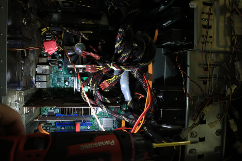 幅広い範囲を照らせる背面の高輝度LEDライト