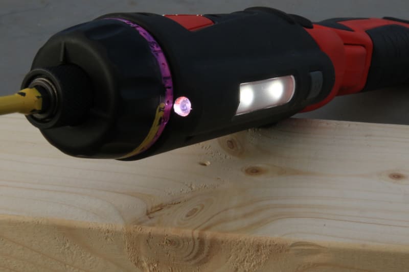 先端ライトはトリガにも連動しているが、背面についているライトスイッチでも常時点灯できる