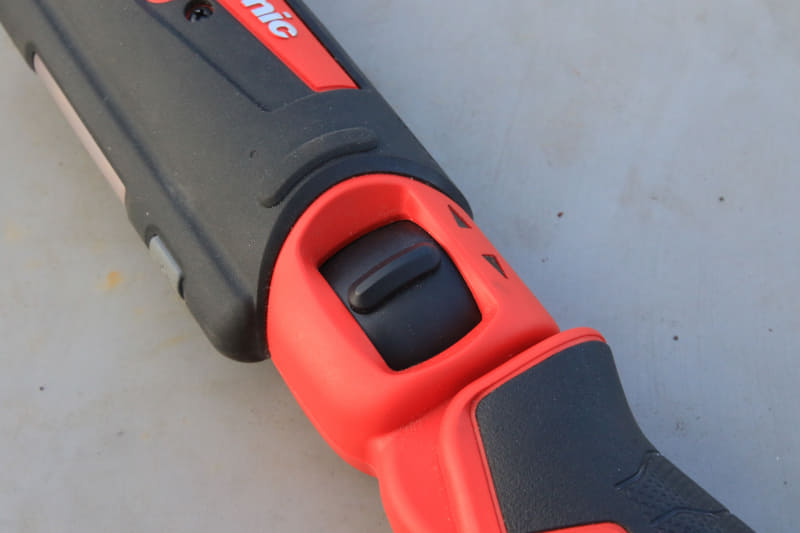 スティックドライバーのトリガは引くのではなくつまみを回す。反対側のトリガも連動しているので、つまみの回転が逆になる