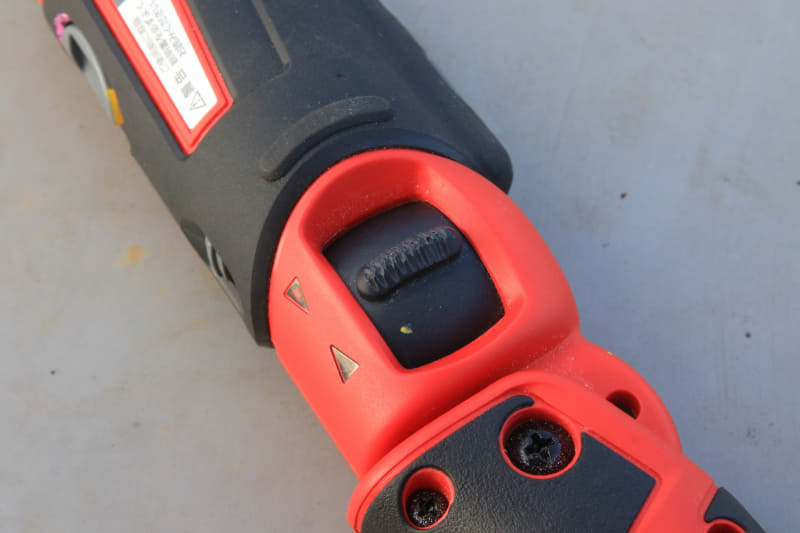 スティックドライバーのトリガは引くのではなくつまみを回す。反対側のトリガも連動しているので、つまみの回転が逆になる