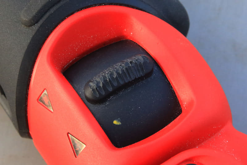 反対側に触れたときすぐにわかるように、トリガにリューターでキズを入れて使いやすくした