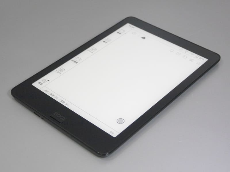 縦向き利用を基本としたデザイン。従来モデルの「BOOX Nova」と同じくフロントライトを搭載する