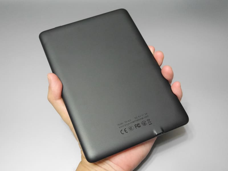 背面。フォルムは先代のKindle Paperwhiteに酷似している。カメラは非搭載