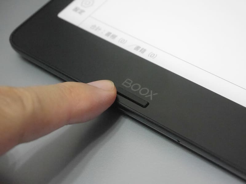 本体下部に物理式のバックボタンを搭載する。長押しでフロントライトのオン/オフが可能だ