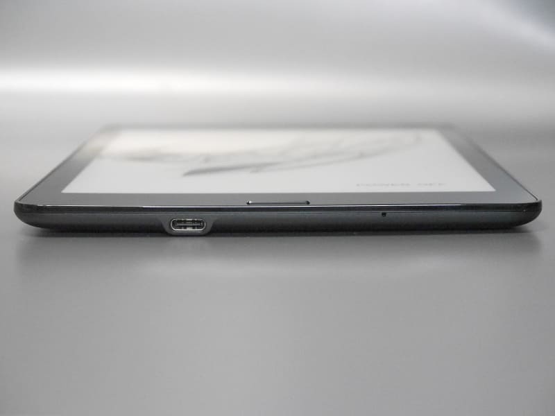 底面には充電用のUSB Type-Cポートを搭載する